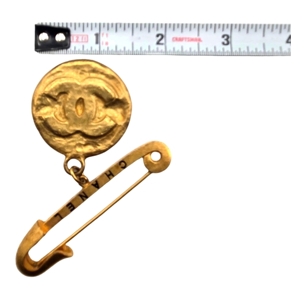 #25 Chanel Preloved CC Gold Medallion Brooch - Picture 7 of 16